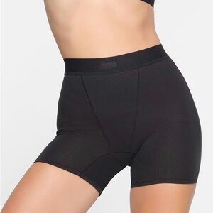 SKIMS Women Ribbed Boxers in Soot
